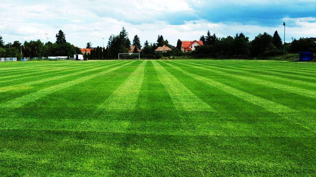 Regenerácia futbalového ihriska | záhradníctvo garden team Regenerácia futbalového ihriska