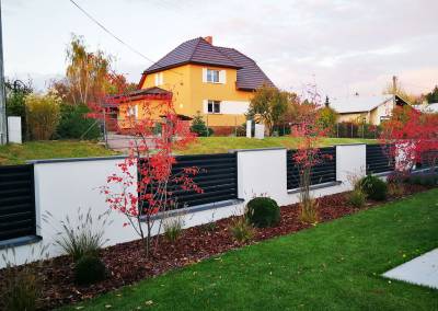 Realizácia záhrady v rovine s okrasnými stromčekmi