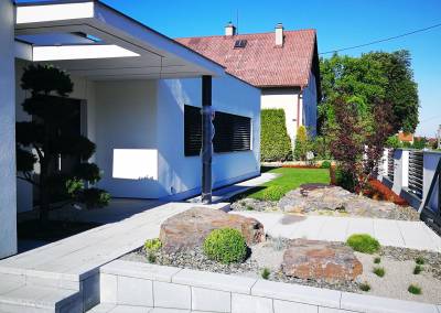 Realizácia záhrady v rovine s prírodným kameňom