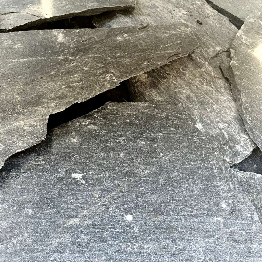 Prírodný štiepaný kameň obklad gneis dark grey | záhradníctvo garden team Prírodný štiepaný kameň obklad gneis dark grey