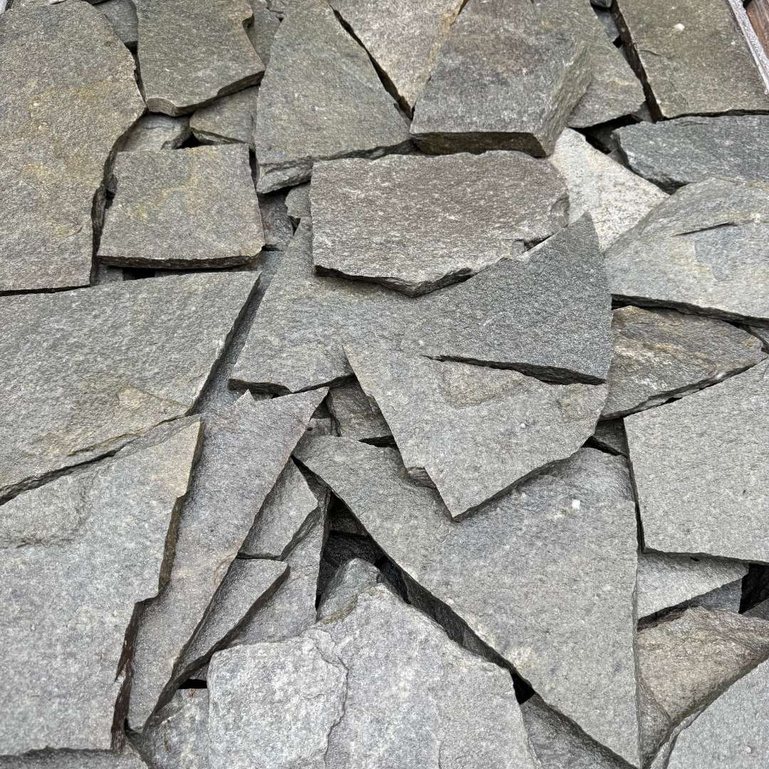 Prírodný štiepaný kameň obklad gneis grey | záhradníctvo garden team Prírodný štiepaný kameň obklad gneis grey