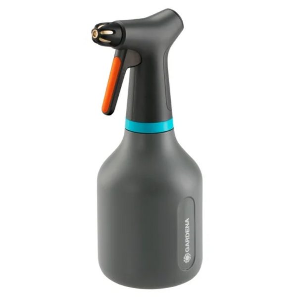 Postrekovač Gardena 0,75l s ergonomickou oranžovou spúšťou a nastaviteľnou mosadznou tryskou.