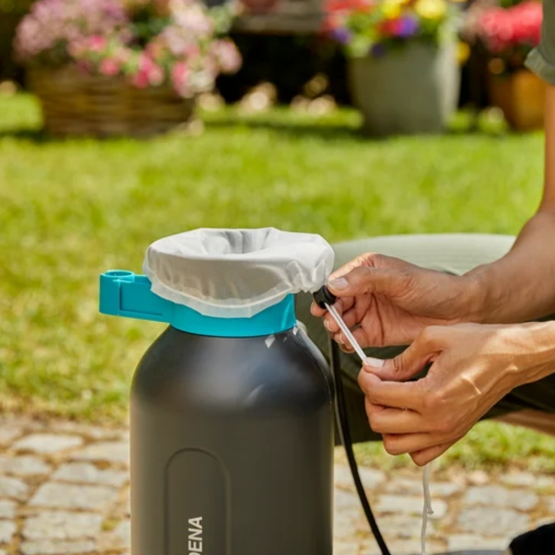 Tlakovy postrekovač gardena 5l comfort filtračné sitko | záhradníctvo garden team Nasadzovanie filtračného sitka na široké plniace hrdlo tlakového postrekovača gardena comfort 5l