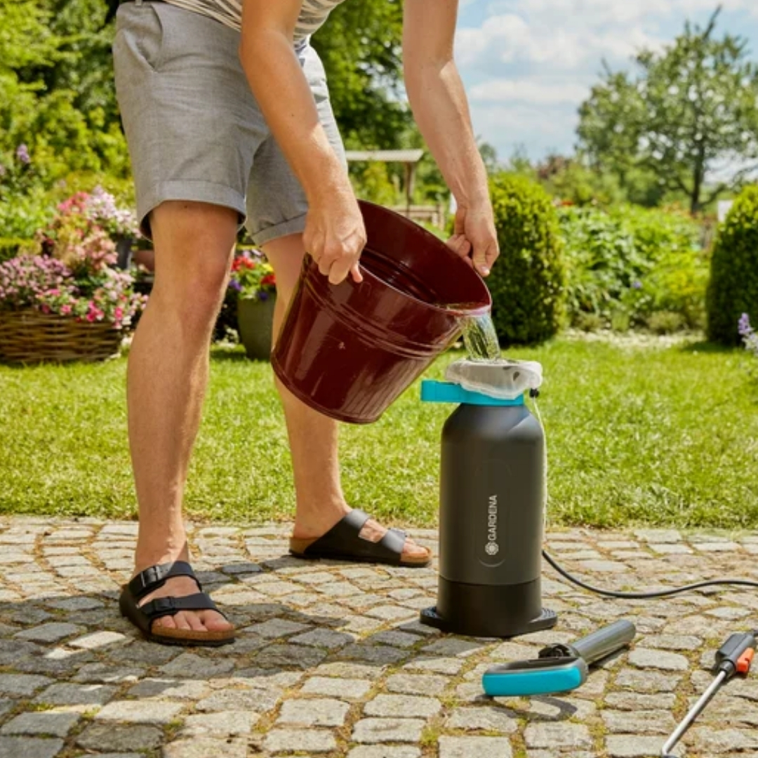 Tlakovy postrekovač gardena 5l comfort nalievanie postreku cez sitko | záhradníctvo garden team Plnenie postrekovača gardena comfort cez filtrašné sitko