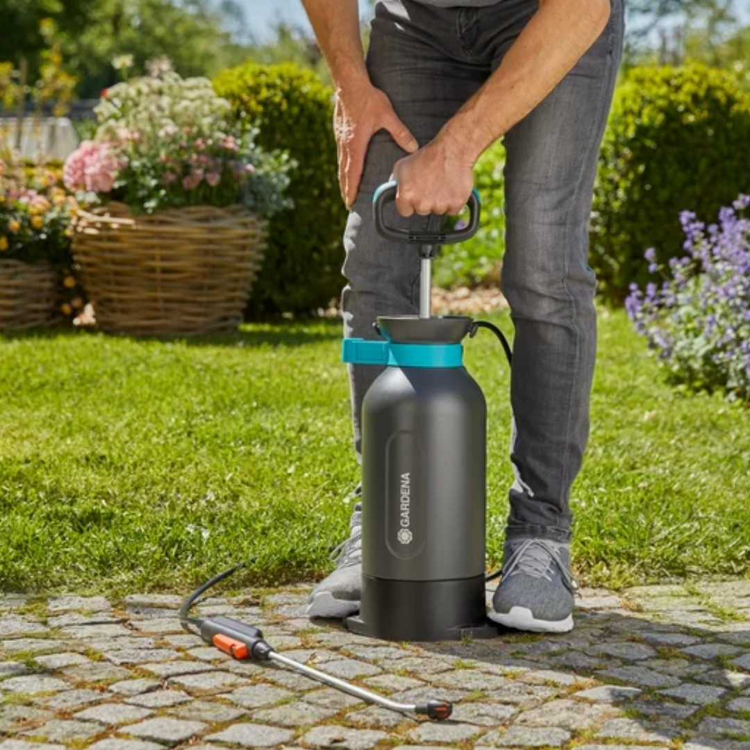 Tlakovy postrekovač gardena 5l comfort tlakovanie | záhradníctvo garden team Záhradkár tlakuje postrekovač gardena comfort 5l