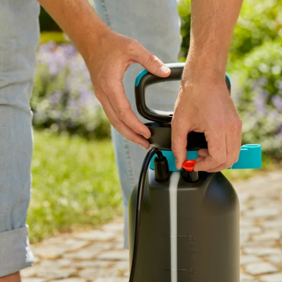 Tlakovy postrekovač gardena 5l comfort vyrovnaávací tlakový ventil | záhradníctvo garden team Postrekovač gardena comfort 5l detail vyrovnávacieho tlakového ventilu