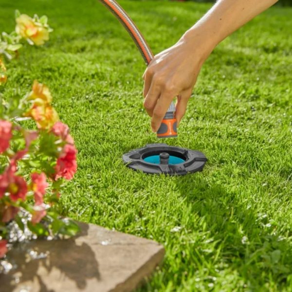 Detailný záber - záhradná zásuvka Gardena - spôsob ako sa napája hadica