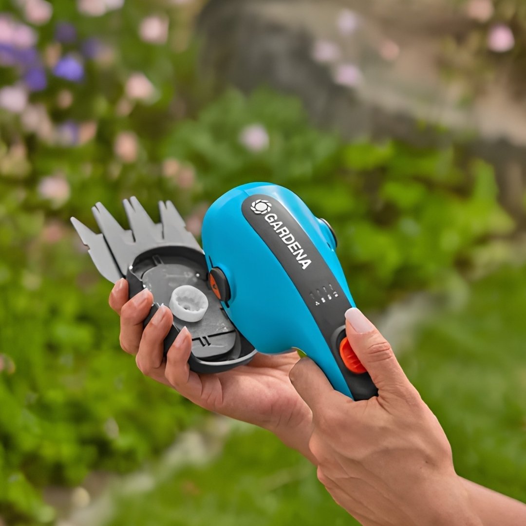 Akumulátorové nožnice na trávu gardena classiccut li 05 | záhradníctvo garden team Pohodlná výmena čepele na modré akumulátorové nožnice na trávu gardena classiccut li priamo v záhrade