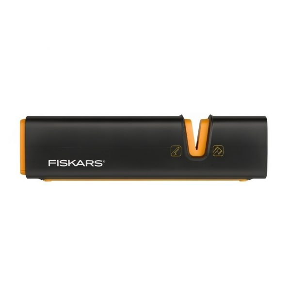 Čierno-oranžová brúska na nože a sekery Fiskars Xsharp s vodiacou drážkou a symbolmi pre ostrenie.
