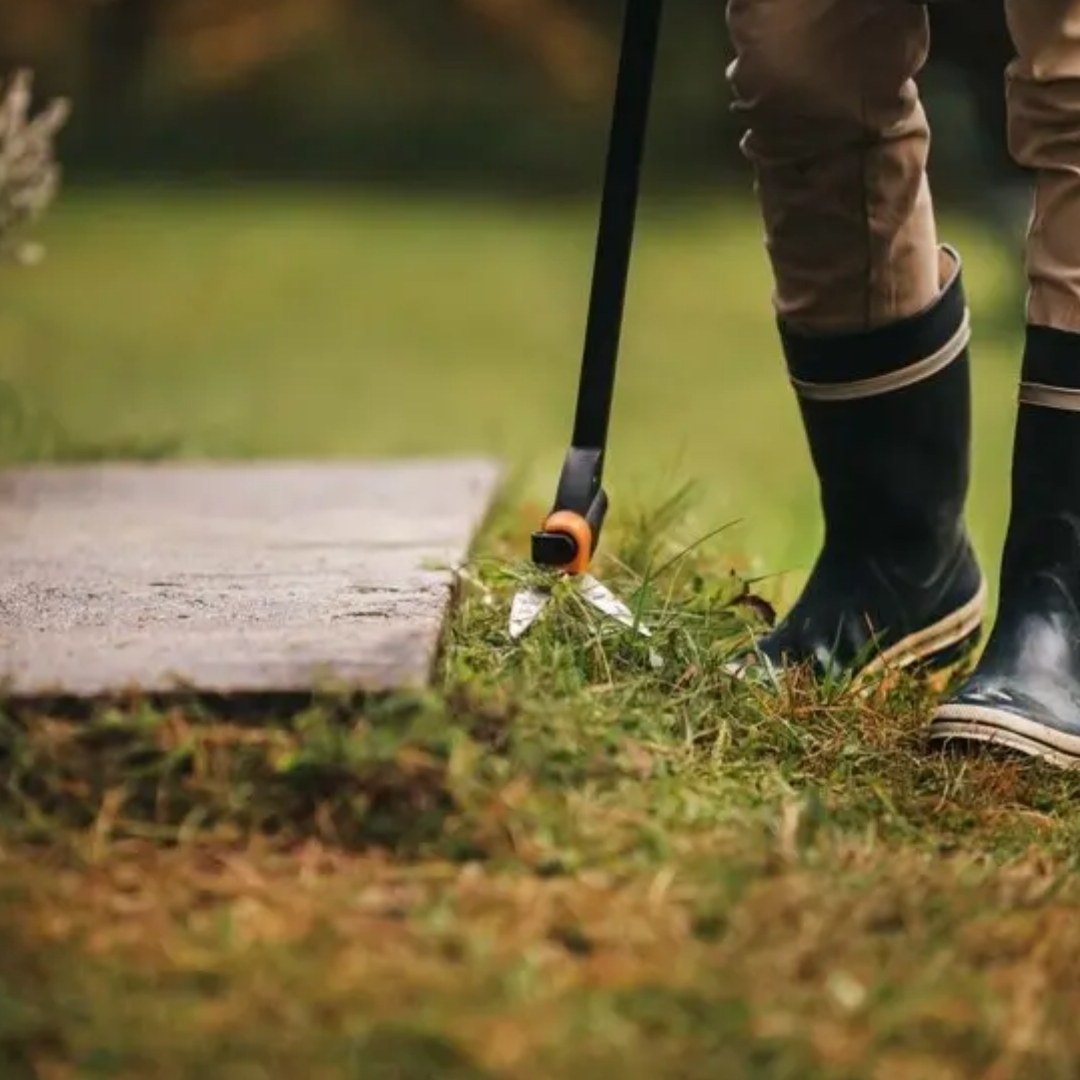 Dlhé nožnice na trávu fiskars servo gs46 03 | záhradníctvo garden team Pohodlné strihanie okrajov trávnika pri betónovom chodníku s dlhými nožnicami na trávu fiskars servo gs46