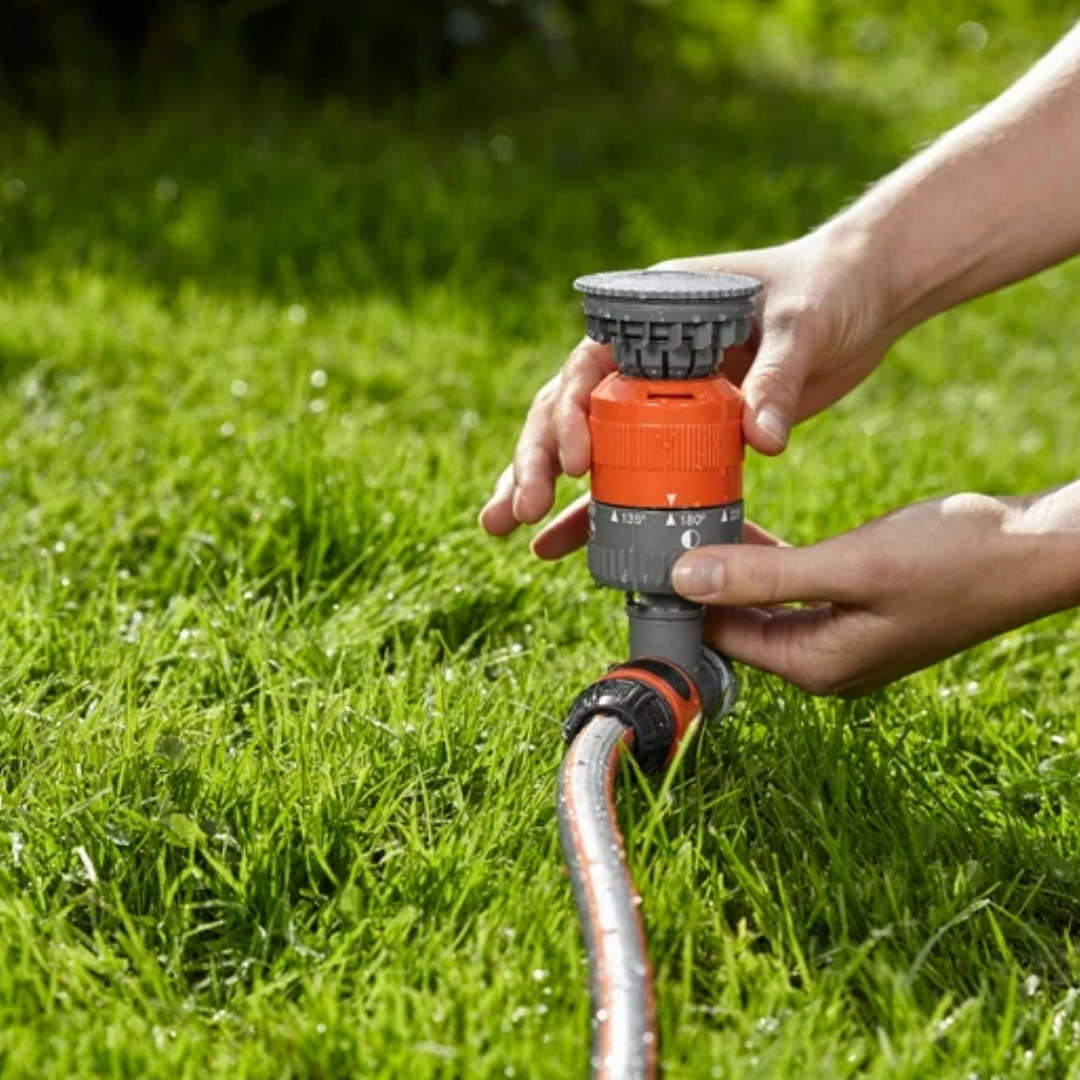Kruhový postrekovač gardena vario 02 | záhradníctvo garden team Ručné nastavenie zavlažovania pre kruhový postrekovač gardena vario na zelenom trávniku s hadicou