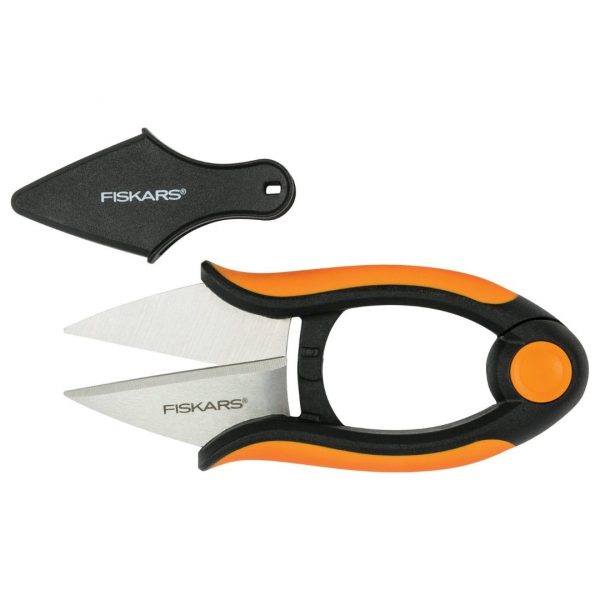 Nožnice na bylinky Fiskars Solid SP220 s ergonomickou oranžovo-čiernou rukoväťou a ochranným krytom.