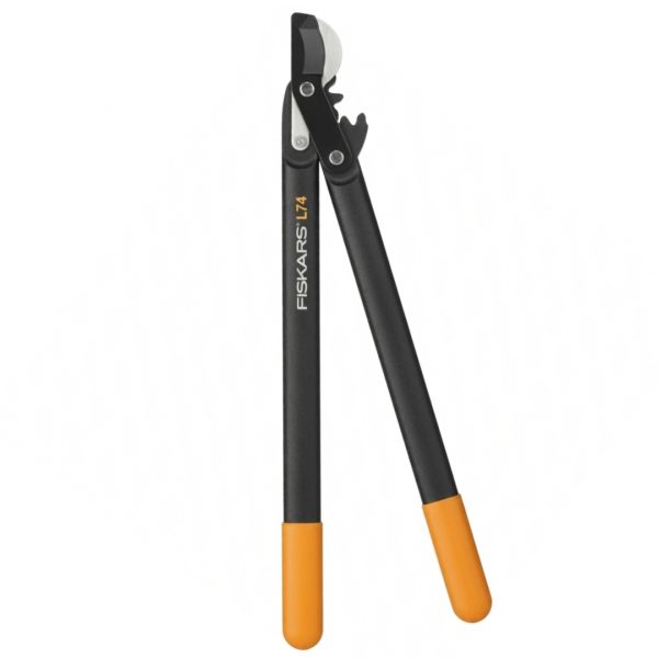 Nožnice na konáre Fiskars PowerGear L74 s unikátnym prevodom, čiernou konštrukciou a oranžovými rukoväťami.