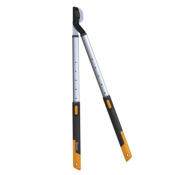 Dvojručné teleskopické nožnice na konáre Fiskars SmartFit L86 s čierno-oranžovými ergonomickými rukoväťami.