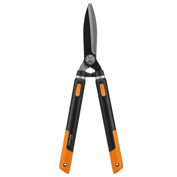 Čierno-oranžové teleskopické nožnice na živý plot Fiskars HS86 SmartFit s ostrými oceľovými čepeľami.