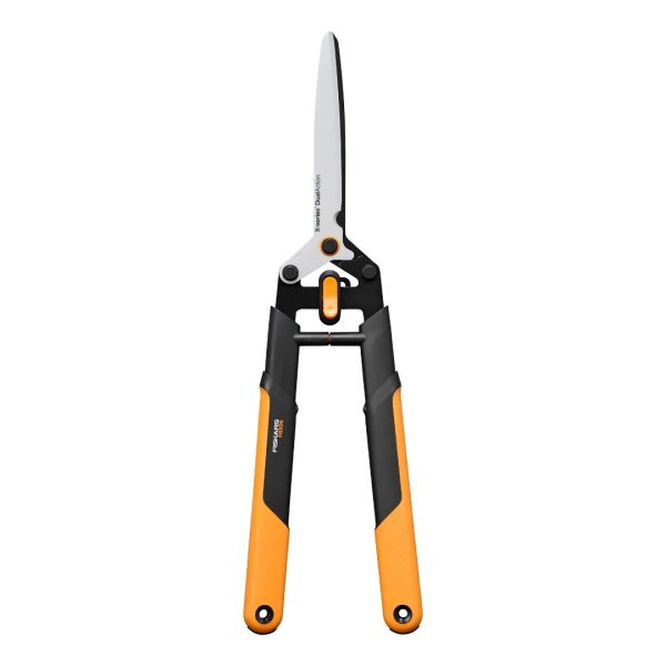 Nožnice na živý plot Fiskars HSX96 DualAction s ergonomickou oranžovo-čiernou rukoväťou a zatvorenou čepeľou.