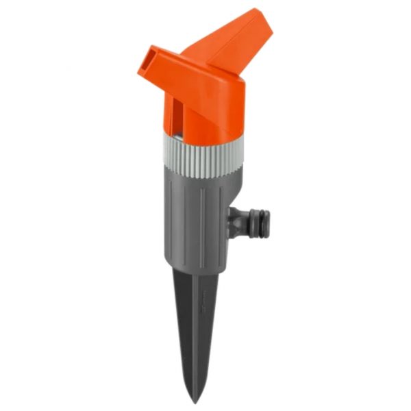 Oranžovo-sivý rotačný postrekovač Gardena Foxtrott s plastovým kolíkom do zeme a prípojkou na záhradnú hadicu.
