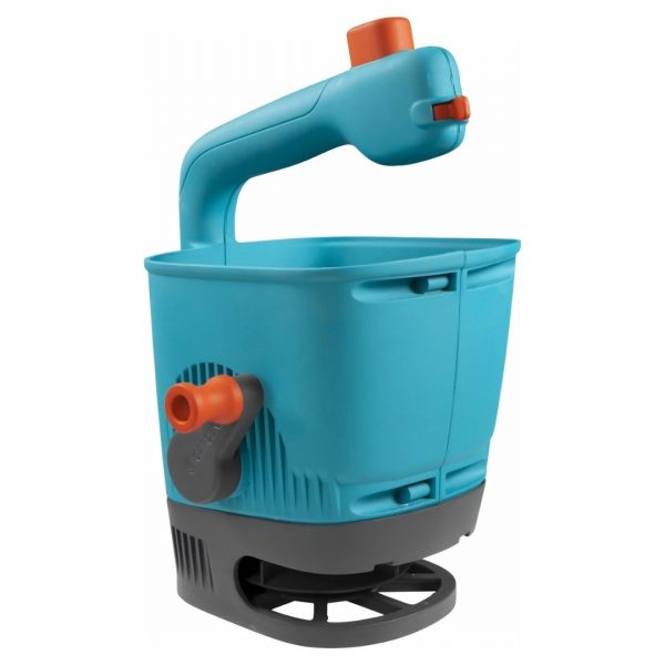 Tyrkysové ručné rozmetadlo hnojiva a semien Gardena M s mechanickou kľukou a ergonomickou rukoväťou.