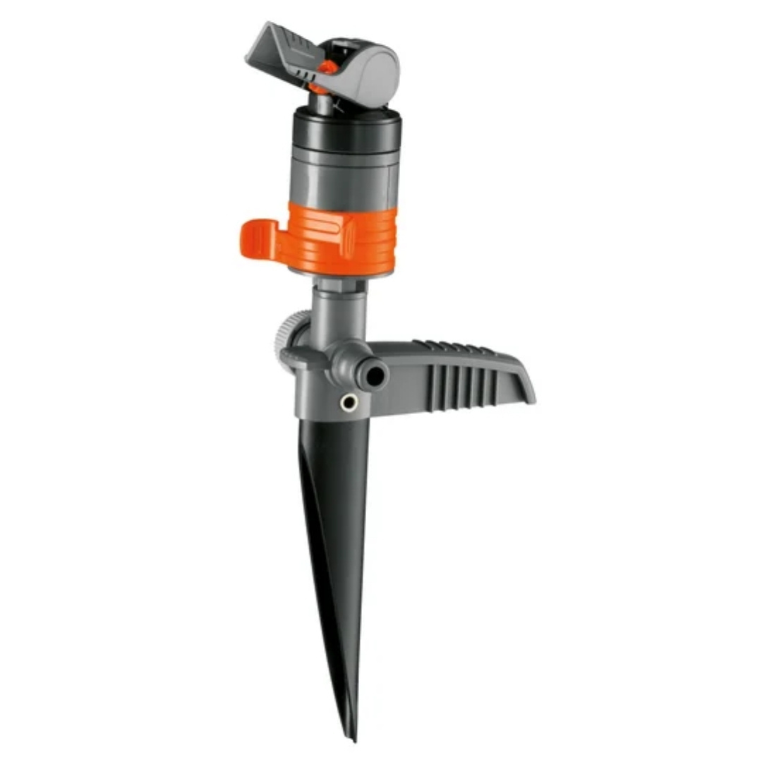Turbínový postrekovač gardena comfort 02 | záhradníctvo garden team Sivý turbínový postrekovač gardena comfort s oranžovými prvkami a plastovým kolíkom na zapichnutie do zeme