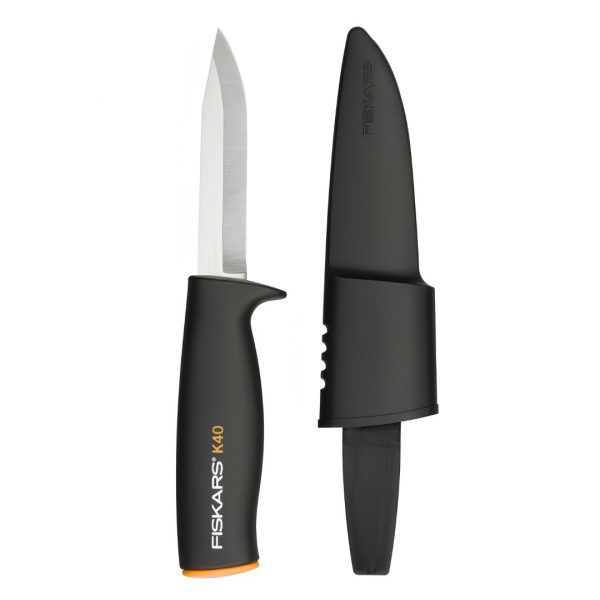 Univerzálny nôž Fiskars K40 s čiernou ergonomickou rukoväťou a praktickým plastovým puzdrom
