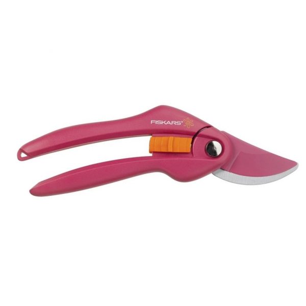 Záhradné nožnice Fiskars Inspiration Ruby P26 v ružovej farbe s praktickým oranžovým zámkom čepele.