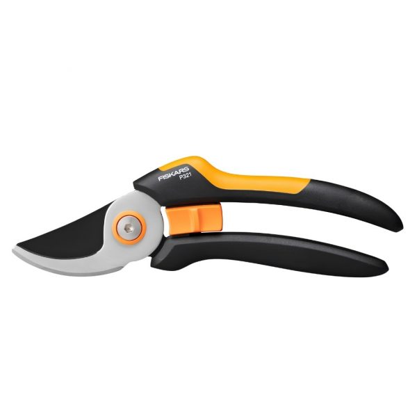 Záhradné nožnice Fiskars Solid P321 s ergonomickou čierno-oranžovou rukoväťou a ostrou čepeľou s poistkou.