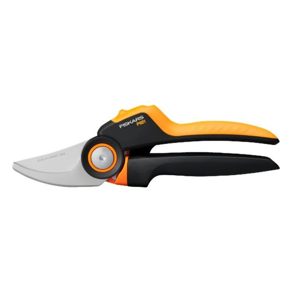 Záhradné nožnice Fiskars X-series P921 s ergonomickou oranžovo-čiernou rukoväťou a ostrou čepeľou.