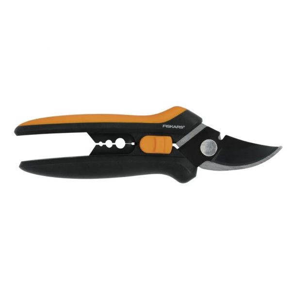 Záhradné nožnice na kvety Fiskars SP14 s čierno-oranžovou rukoväťou a integrovaným očisťovačom stoniek.