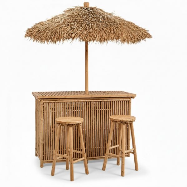 Prírodný bambusový barový set so slnečníkom zo slamy a dvoma vysokými barovými stoličkami.
