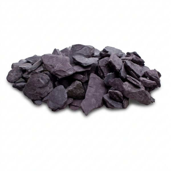 Fialová bridlicová dekoračná štiepka Plum Slate vo forme plochých okrasných kameňov na bielom pozadí.