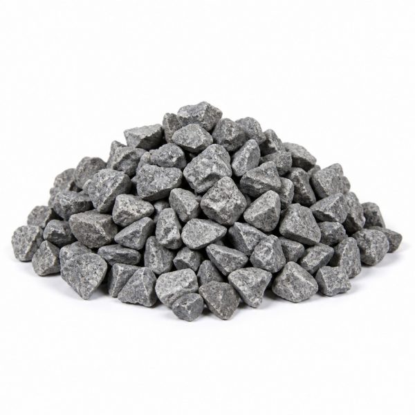 Tmavosivý ostrohranný dekoračný štrk Dark Stone úhľadne nasypaný na hromádke na bielom pozadí.