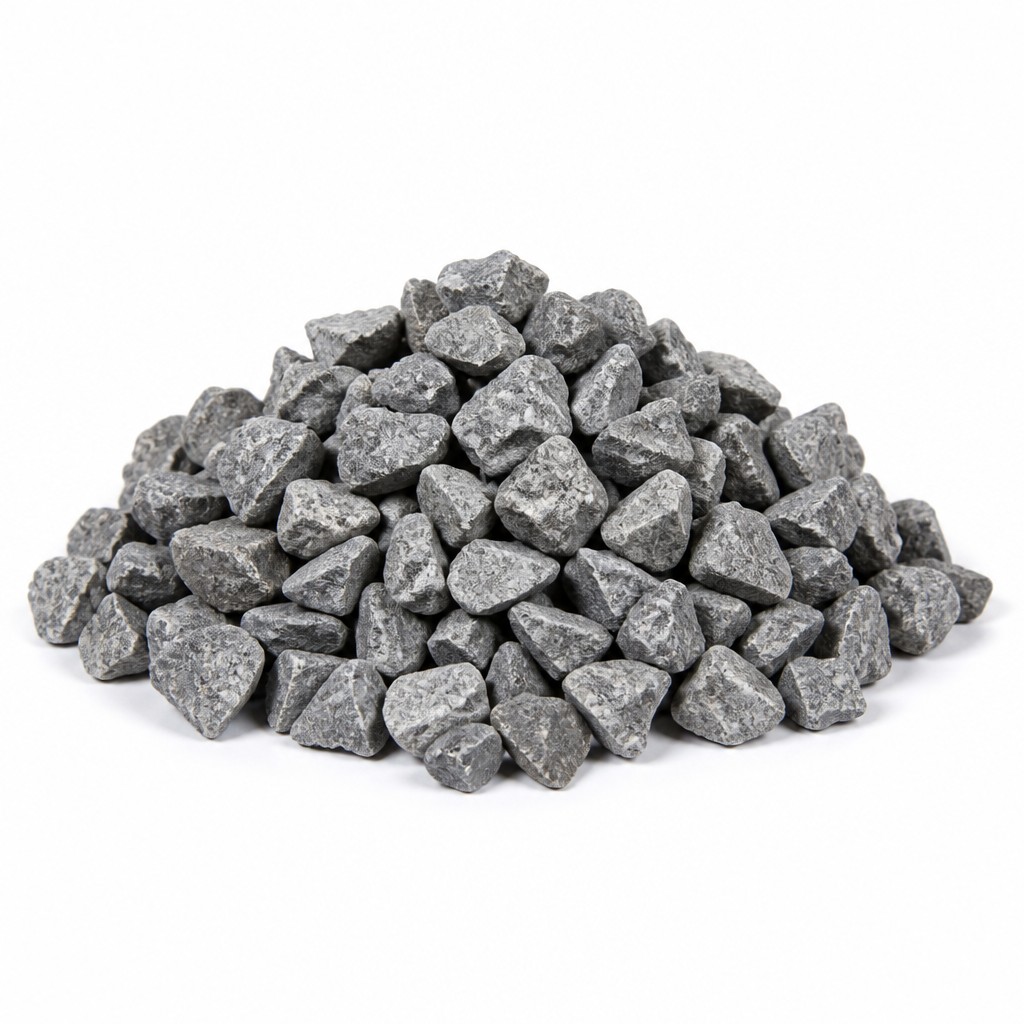Dekoračný štrk dark stone 01 | záhradníctvo garden team Tmavosivý ostrohranný dekoračný štrk dark stone úhľadne nasypaný na hromádke na bielom pozadí