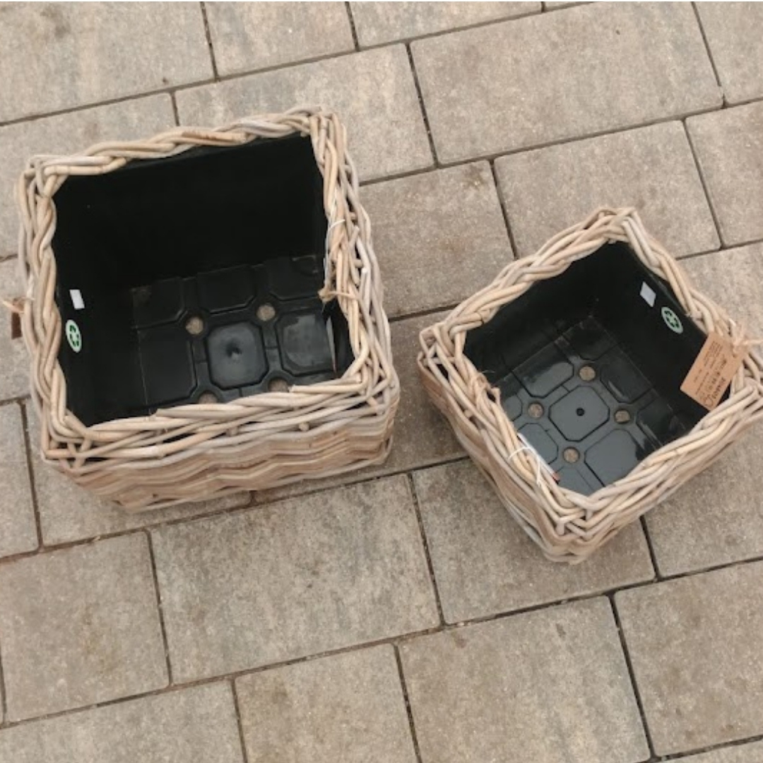 Hranatý ratanový kvetináč grey 02 | záhradníctvo garden team Two empty square wicker baskets with black plastic liners sitting on a paved patio surface larger left smaller right