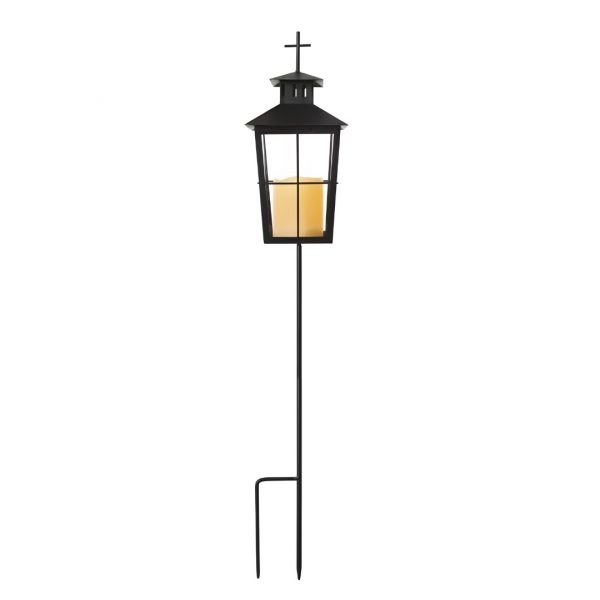 Kovový LED lampáš so stojanom v čiernej farbe s dekoratívnym krížom, LED sviečkou a zapichovacím hrotom do zeme.