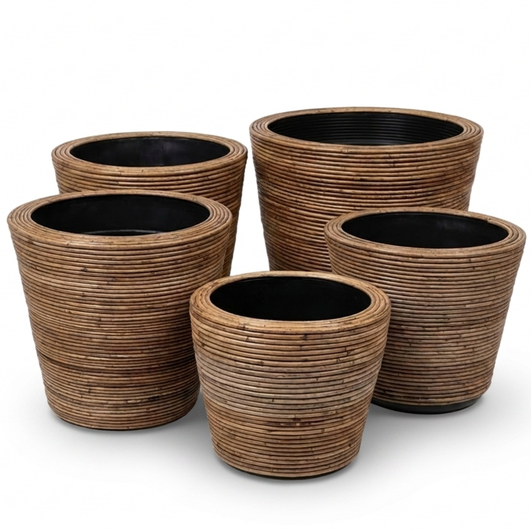 Ratanový kvetináč stripe 01 | záhradníctvo garden team Five cylindrical woven basketsplant pots with black interiors arranged together on a white background