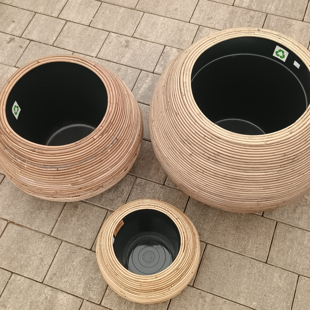 Ratanový kvetináč stripe 02 | záhradníctvo garden team Ratanový kvetináč stripe v troch rôznych veľkostiach s detailom vrstveného dizajnu a čiernym vnútrom na dlažbe