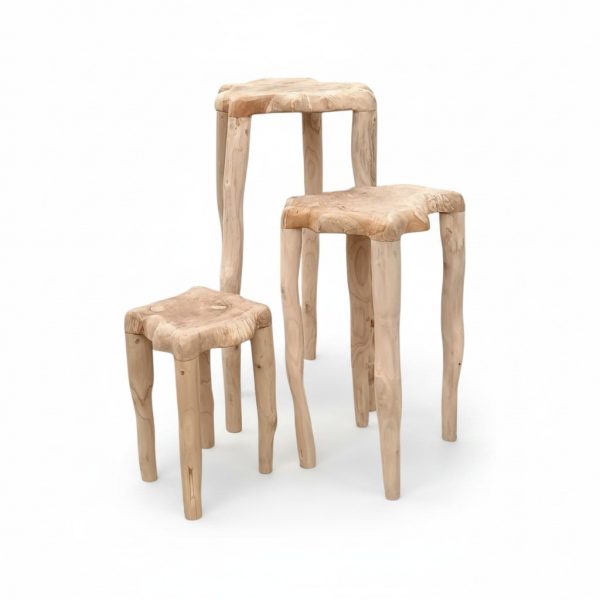 Drevený stolík Root Natural z prírodného masívu ako sada troch odkladacích stolíkov rôznej výšky.